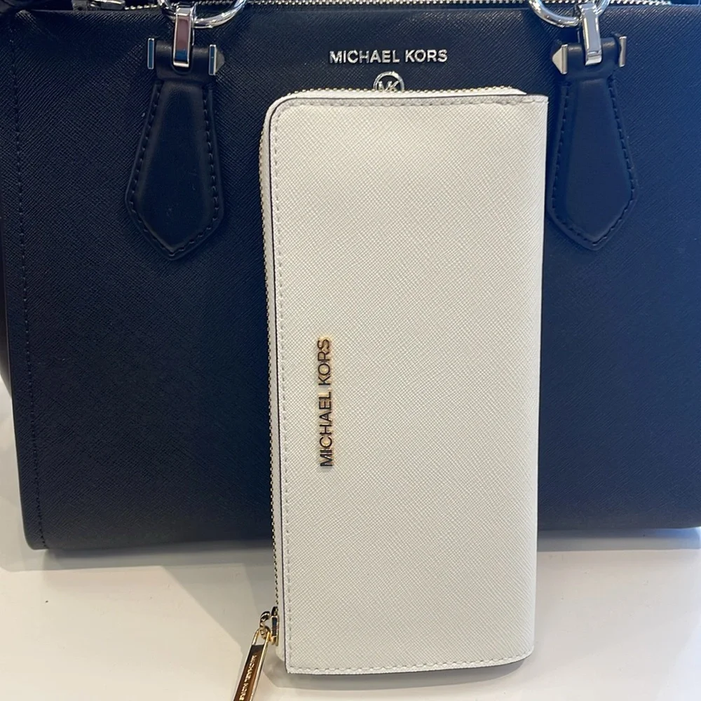 MICHAEL KORS Jet Set Travel Lg Saffiano Leather Quarter-Zip Wallet
Optic White - Picture 4 of 16